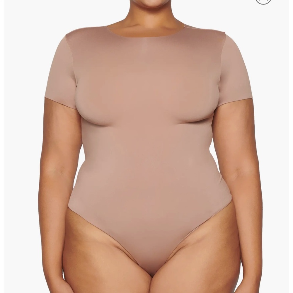 SKIMS Essential T-shirt bodysuit in Tigers Eye